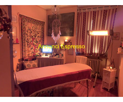 Massaggiatore che esegue massaggi ayurvedici
