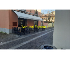BAR DELIZIOSO ADATTO A RAGAZZA-2 AMICHE