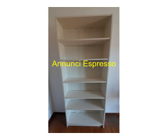 Libreria bianca in legno, sei ripiani