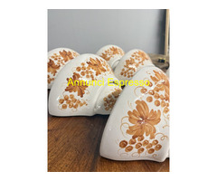 Gruppo di sei applique in ceramica dipinte a mano