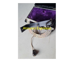 Antico strumento goniometro semicircolare in otton