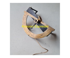 Antico strumento goniometro semicircolare in otton