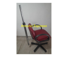 Poltrona da parrucchiere rossa, girevole e con sup