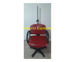 Poltrona da parrucchiere rossa, girevole e con sup