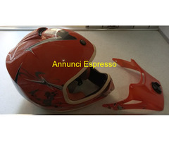 Casco moto stile cross con visiera.