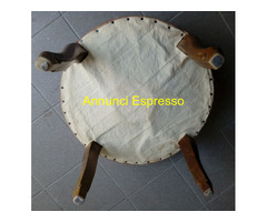 Sgabello basso rotondo antico con struttura in leg