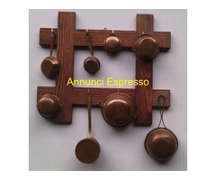 Appendino in legno con pentolini in Rame