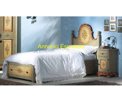 Letto in abete con comodini decorati