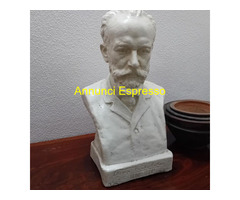 Busto antico del famoso compositore ?ajkovskij
