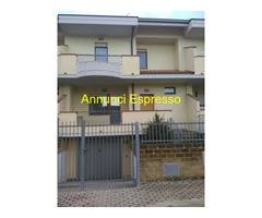 Villa a schiera mq220 Buono su più livelli