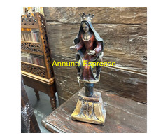 Antica scultura della Madonna su trono . dipinta