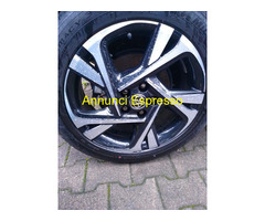 I 4 cerchi originali dà 18 pollici con i 4 pneumat