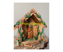 Opera contemporanea in legno dipinta, Capanna