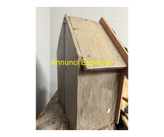 Opera contemporanea in legno dipinta, Capanna