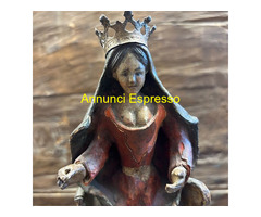 Antica scultura della Madonna su trono . dipinta