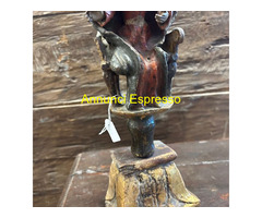 Antica scultura della Madonna su trono . dipinta