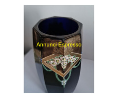 Vaso in vetro blu cobalto con inserti floreali in