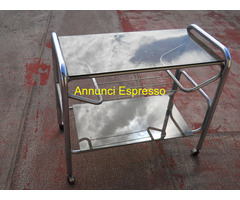 Per la vendita un tavolinetto in acciaio e v