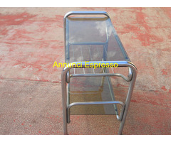 Per la vendita un tavolinetto in acciaio e v