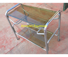Per la vendita un tavolinetto in acciaio e v