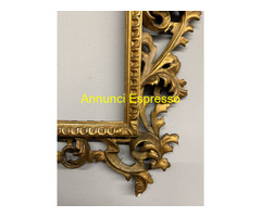 Antica cornice dorata ad intagli floreali e cimasa