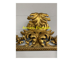 Antica cornice dorata ad intagli floreali e cimasa