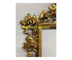 Antica cornice dorata ad intagli floreali e cimasa