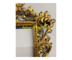 Antica cornice dorata ad intagli floreali e cimasa