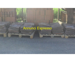 Coppi in cotto usati antichi su  bancali