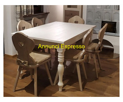 Tavolo rustico con sedie cuore