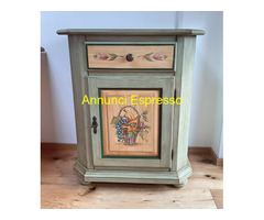 Comodino decorato a mano in abete