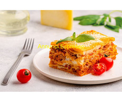 Gastronomia avviatissima con tavoli e sedie