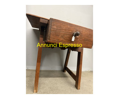 Tavolinetto basso a capretta, arte povera toscana