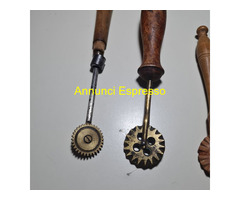 Strumenti d?epoca   , rotelle taglia pasta in mate