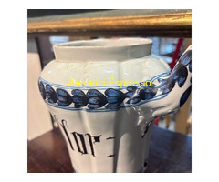 Antico versatoio in maiolica dipinta con scritta