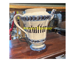 Antico versatoio in maiolica dipinta con scritta