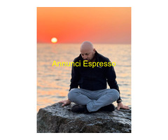 Massaggiatore esegue massaggi