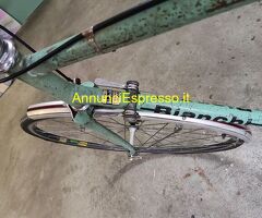 Bicicletta Bianchi da corsa modificata in citybike