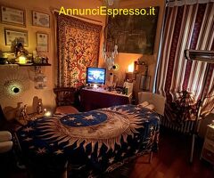 Massaggiatore esegue massaggi relax