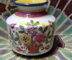 Vaso pregiato in porcellana dipinta a mano.