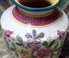 Vaso pregiato in porcellana dipinta a mano.