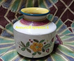 Vaso pregiato in porcellana dipinta a mano.