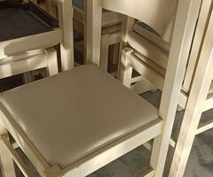 Sedia in legno con seduta ecopelle come nuove