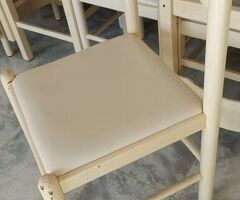 Sedia in legno con seduta ecopelle come nuove