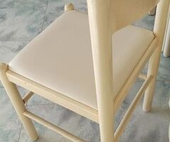 Sedia in legno con seduta ecopelle come nuove