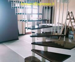 Scala in legno ed acciaio