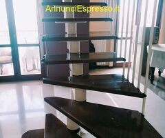 Scala in legno ed acciaio