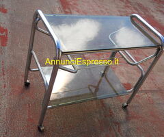 Per la vendita un tavolinetto in acciaio e v