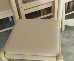 Sedia in legno con seduta ecopelle come nuove