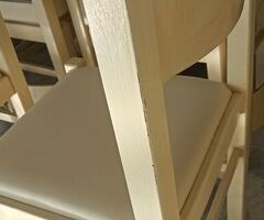 Sedia in legno con seduta ecopelle come nuove